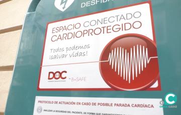 El desfibrilador es crucial en casos de paro cardíaco.