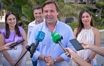El secretario general del Partido Popular de Andalucía durante la atención a medios.