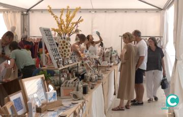 Público visitando el gran mercado de diseño artesanal instalado en Plaza de España. 