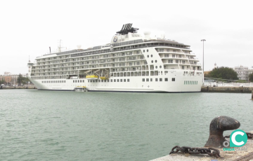 El navio en el puerto de Cádiz en la mañana de este lunes