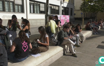 Estudiantes aguardan delante de la facultad de Medicina antes del inicio de los examenes