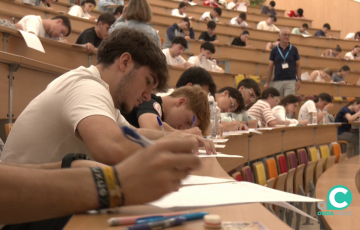 Estudiantes durante el desarollo de las pruebas efectuadas en el aula de la Facultad de Medicina 
