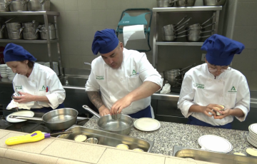 Algunos de los alumnos durante sus prácticas en la cocina 