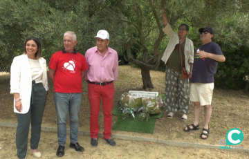 Protagonistas del acto tras la ofrenda en el arbol de la solidaridad