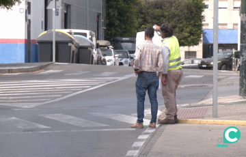 Dos técnicos inspeccionan la zona donde se van acometer las futuras actuaciones.