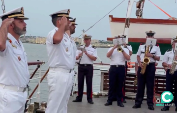 Momento del respetuso acto de memoria en aguas neoyorquinas