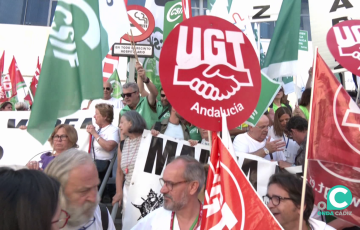 Un momento de la movilización de este jueves en la avenida principal de la capital gaditana