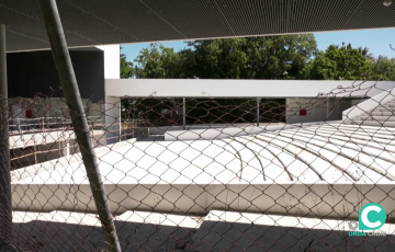 Imagen del valllado que protege actualmente el graderio del auditorio