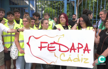 La movilización se ha efectuado este lunes a las puertas del centro 