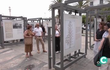 Numeroso público se acercó en esta peculiar paseo documental al aire libre de la capital gaditana