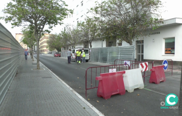 Vallas que impiden la circulación de vehículos por la vía de extramuros situadas en la mañana de este martes