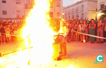 Las tradicionales hogueras asociadas con el solsticio volverán a ser protagonistas en la capital gaditana