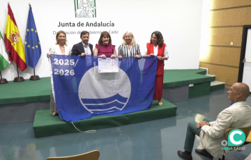 Un momento del acto de la otorgación de la enseña acreditativa 