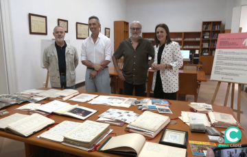 Autoridades y familiares con los fondos cedidos del universal lírico de la fiesta