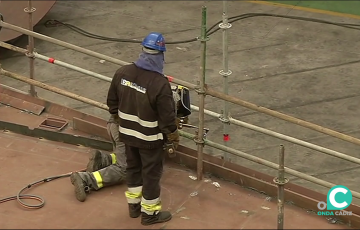 Trabajadores del metal en una factoría de la Bahía de Cádiz