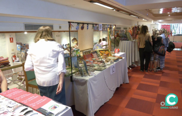 Mostradores con los productos dispuestos para fines benéficos en los salones del Hotel Playa Victoria