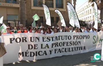 Un momento de la protesta este viernes ante la subdelegación de gobierno 