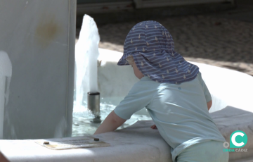 Un pequeño se acerca a una fuente en el centro de la capital gaditana
