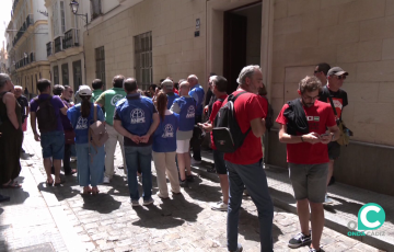La movilización se ha efectuado a las puertas de la Delegación de Desarrollo Educativo de la capital gaditana