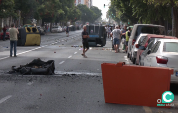 Restos esparcidos por la avenida durante el pasado miércoles