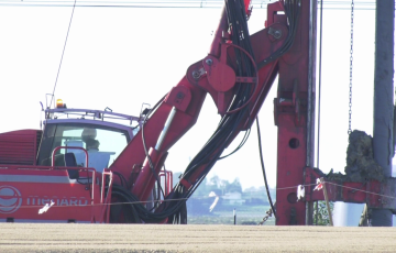 Máquina trabaja sobre una carretera de la provincia en una imagen de archivo.