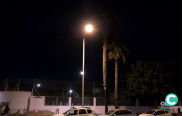 Imagen nocturna de una de las avenidas de la capital gaditana