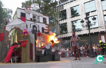 Momento del encendido de la creación ganadora de este 2025 en la plaza de España
