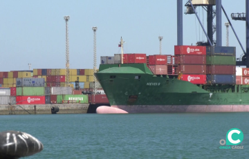 Barco de contenedores en el muelle de la capital gaditana en una imagen de archivo