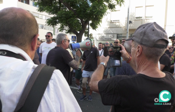 Un dirigente sindical se dirige a los concentrados frente al Puerta del Mar