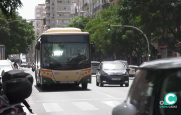 Vehículo de trasnporte urbano durante su servicio por la capital gadiana en una imagen de archivo