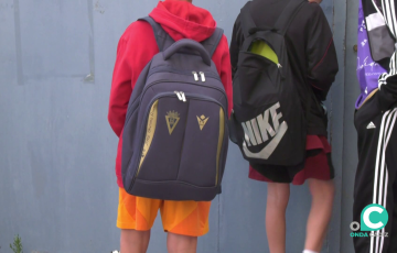 Alumnos esperan a la entrada de su centro en la capital gaditana en una imagen de archivo