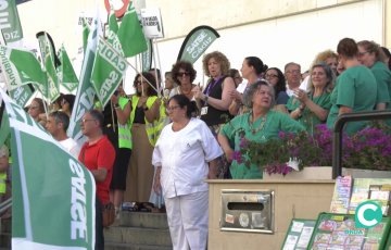 La concentración se ha efectuado este jueves a las puertas del centro Puerta del Mar