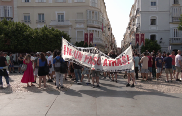Cabecera de la manifestación este viernes en la capital gaditana