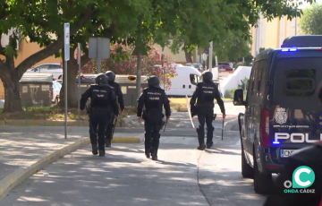 Agentes durante la jornada de este lunes en la zona de Puerto Real