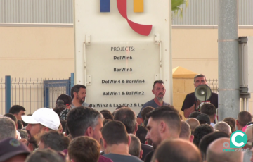 Dirigentes sindicales ante los trabajadores durante este lunes