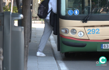 Usuario accede a un vehículo  del servicio de transporte en una parada de la captal gaditana
