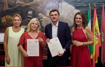 Imagen de la firma del convenio entre Ayuntamiento y ACEX.