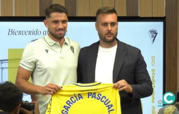 Alvaro García Pascual posa junto al Director Deportivo cadista, Juan Cala