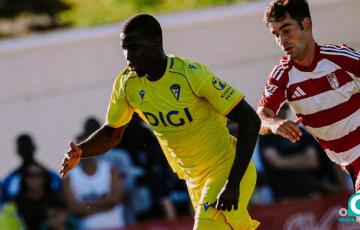 Suso y Álvaro García Pascual celebran el tanto del malagueño (Foto: CádizCF)