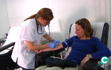 Una donante en uno de los puntos habilitados en Cádiz. 