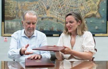 La teniente de alcalde de Cultura, Maite González, y el propietario de las obras, Miguel Ángel García-Agulló Fernández, han firmado este lunes el acuerdo.