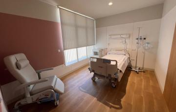 Una de las habitaciones de la nueva planta de Oncohematología y Paliativos en el hospital de Puerto Real, presentada este lunes. 