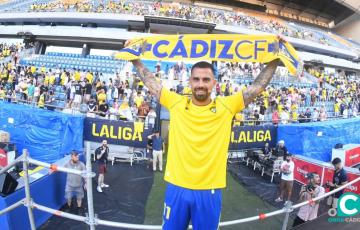 Suso posa con los aficionados que se dieron cita en el estado (Foto: Cádiz CF)