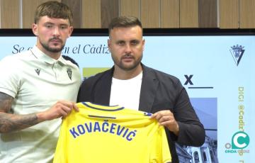 Kovacevic posa junto al Director Deportivo, Juan Cala