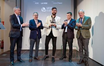 Manu Sánchez recoge el III Premio Gaditano de Adopción en la sede de la Fundación Cajasol de Cádiz. 