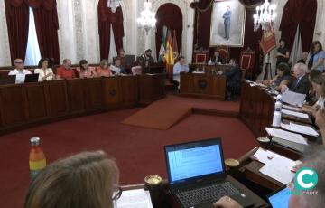 La corporación municipal en una sesión plenaria del Ayuntamiento de Cádiz. 