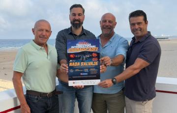 Autoridades y organizadores con el cartel de la cita