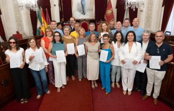 Una foto de familia en el Salón de Plenos del Ayuntamiento