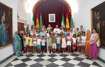 Los pequeños tras el acto con las autoridades y representantes de distintas organizaciones