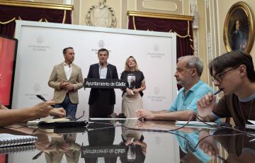 El alcalde de Cádiz, Bruno García, en rueda de prensa en el Ayuntamiento. 